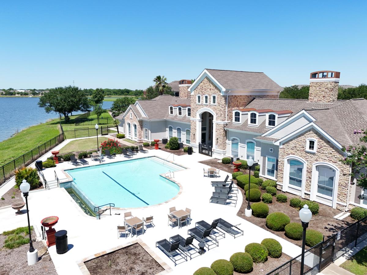 https://thedroningcompany.com/images/1600/gallery/0010-pool-clubhouse-close-1778699751.jpg
