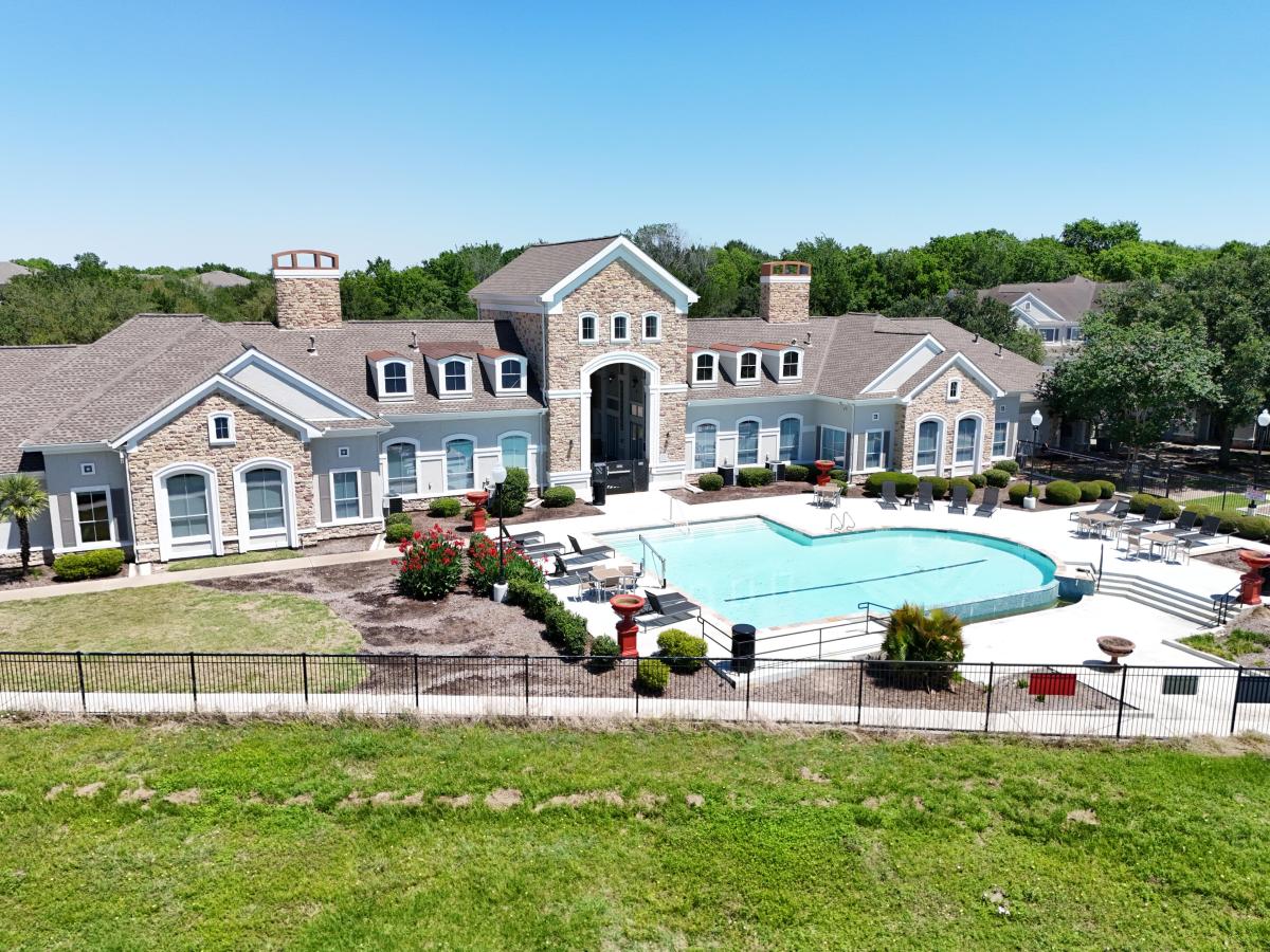 https://thedroningcompany.com/images/1600/gallery/0014-clubhouse-frontal-1778699749.jpg