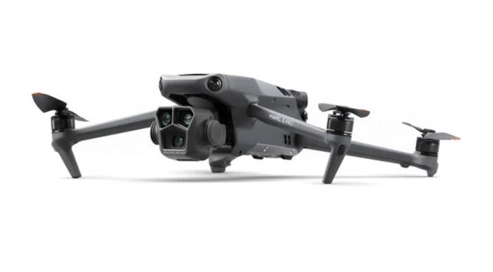 Mavic 3 Pro with Fly More Kit, Strobe for Night Use and Propeller Guard